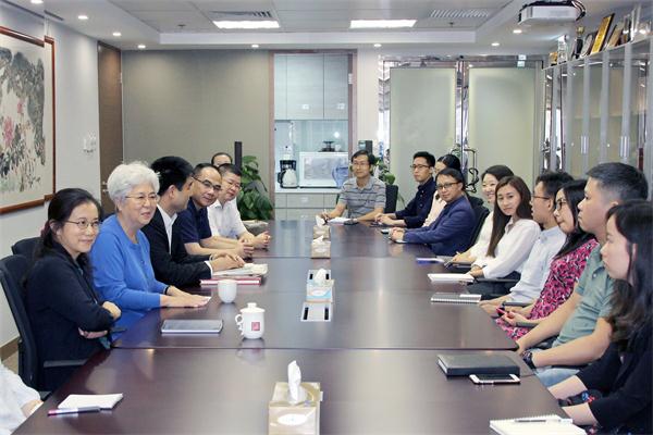 （图5）陈洪原社长在座谈会上与紫荆杂志社员工交流（二）